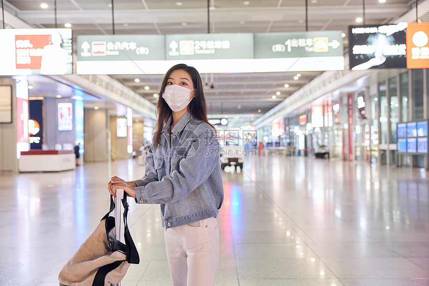 疫情期间戴口罩乘坐火车的女性