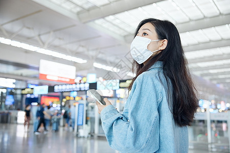 疫情期间戴口罩乘坐火车的女性图片素材