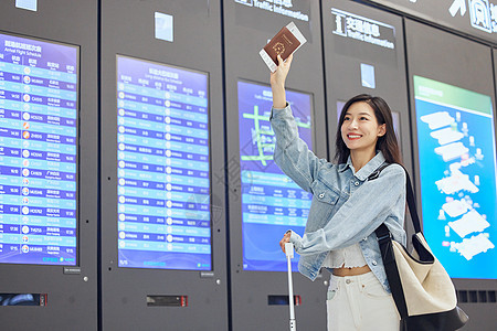 女性在航班信息表前等候图片