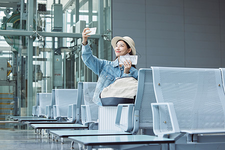 旅行的女性在机场候机厅等候图片