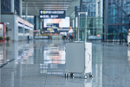 机场候机厅的白色行李箱图片
