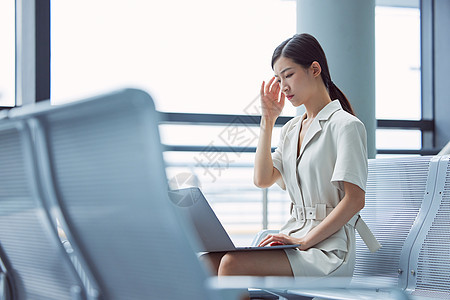 出差的女性机场疲惫不舒服图片