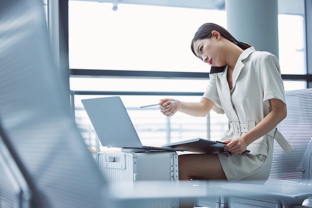 商务出差机场商务女性出差电话开会背景