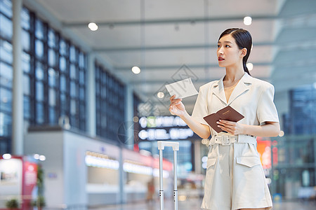 寻找登机口的职场女性图片