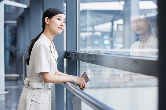 商务女性等候登机图片