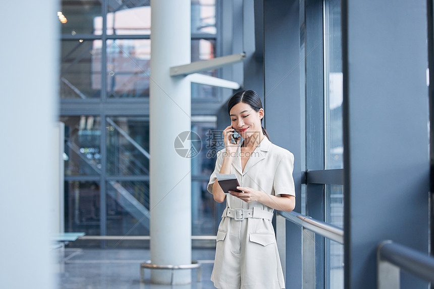 职场女性出差打电话图片