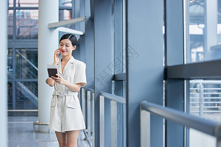 职场女性出差打电话图片