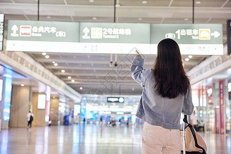 站在高铁站通道的女性背影背景图片