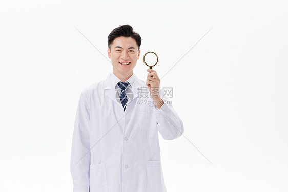手拿放大镜研究的男医师图片
