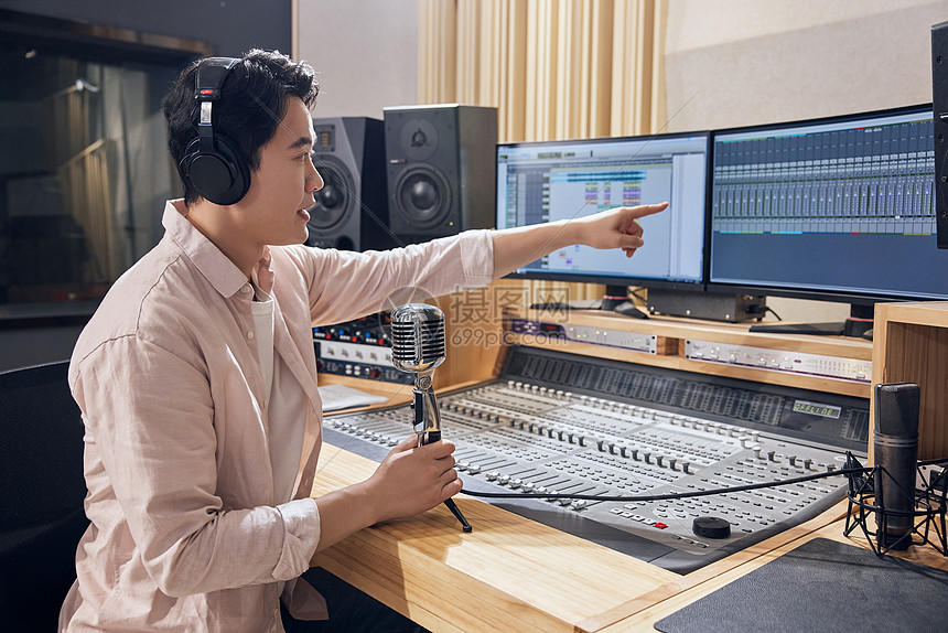 录音棚调控室男性调音师指屏幕
