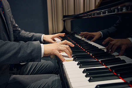 弹奏钢琴的男性教师背景图片