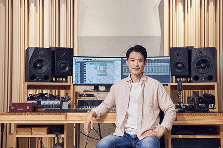 录音棚调控室男性调音师图片