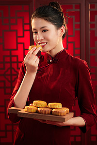 品尝月饼的旗袍美女图片素材