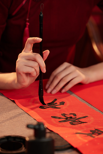 女子写对联的特写