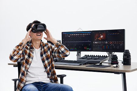 男性影视人员体验VR眼镜图片