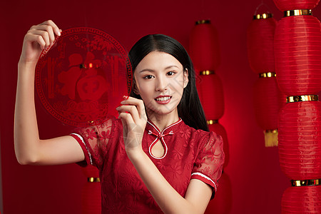 中國囯旗拿着福字窗花的穿旗年轻女子背景