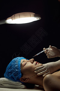 在手术台上的医美女生图片