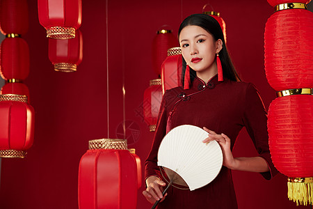 中国喜庆红灯笼拿着团扇的旗袍美女背景