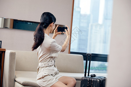 在酒店拍摄的年轻商务女性图片