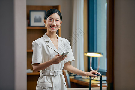 刚入住酒店的商务女白领图片