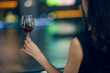 气质美女夜晚端着红酒杯手部特写图片素材