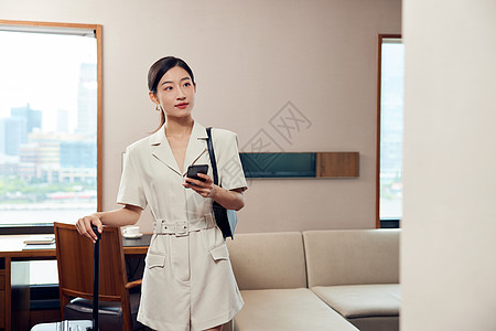 年轻商务女性出差入住酒店图片素材