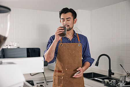 男性咖啡师闻咖啡豆图片