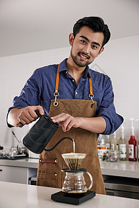 制作手冲咖啡的帅气咖啡师背景图片