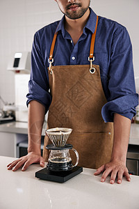 男性咖啡师制作手冲咖啡特写背景图片