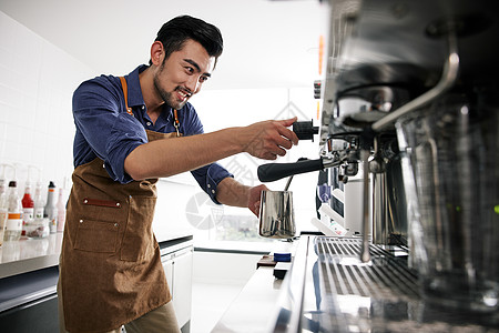 男咖啡师操作咖啡机图片