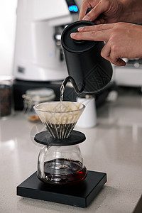 倒热水制作手冲咖啡背景图片