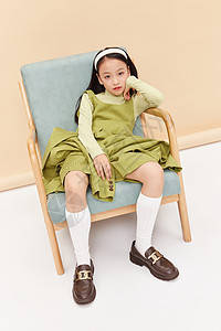 穿着成熟裙子小女孩坐椅子上图片