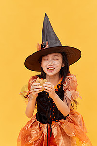 吃甜点的万圣节小女巫图片