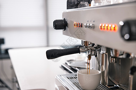 咖啡机冲咖啡特写图片