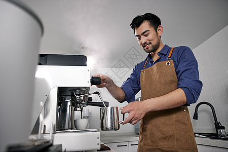 咖啡师使用咖啡机制作咖啡图片