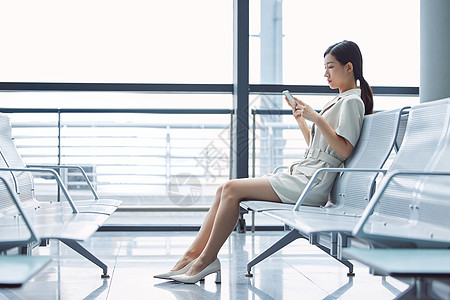 商务女性在机场等候飞机图片