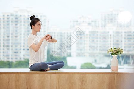 练瑜伽的女性使用智能手表高清图片