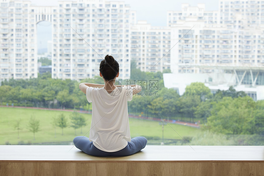 女性居家做瑜伽图片