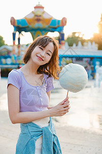 年轻美女拿着棉花糖开心的笑图片