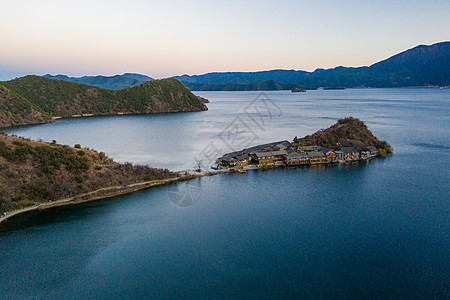 云南泸沽湖里格半岛日出背景图片