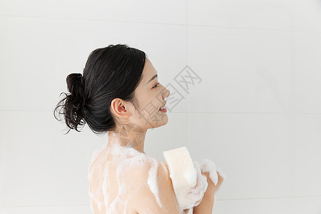 女性使用沐浴球洗澡背景图片