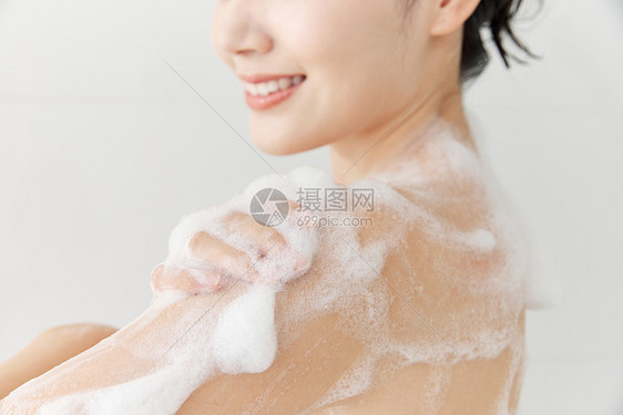 女性使用沐浴球洗澡图片