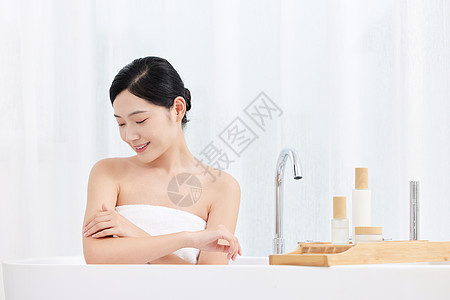 女性居家洗泡泡浴图片
