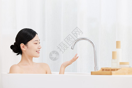 女性在浴缸里洗泡泡浴图片