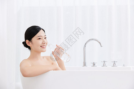 泡澡的青年女性喝水解渴图片