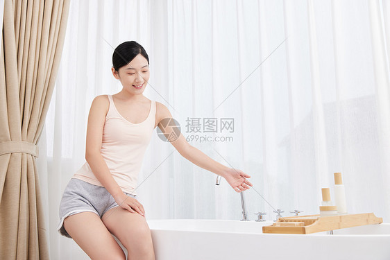 女性居家洗泡泡浴图片