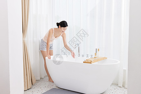 青年女性居家使用浴缸泡澡图片