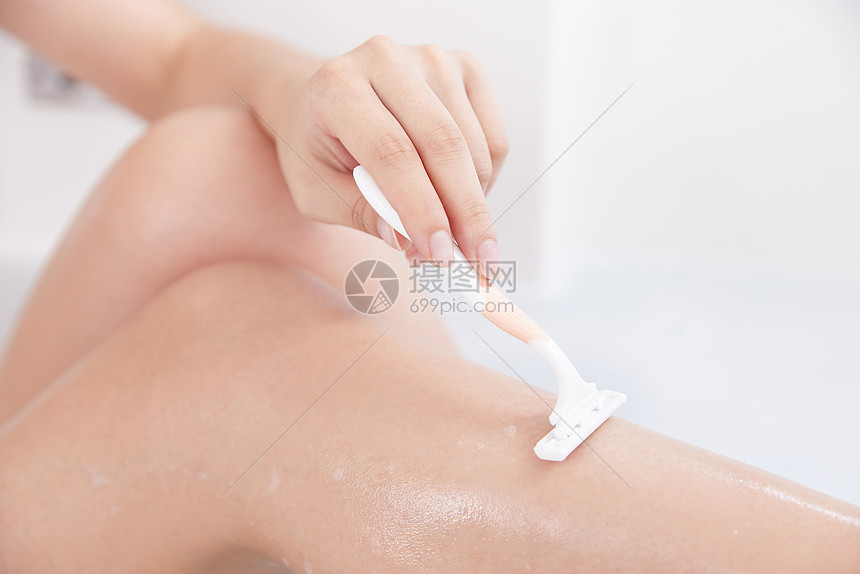 女性洗澡刮腿毛特写图片