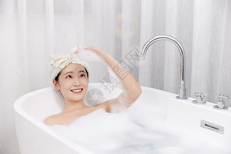 女性在浴缸里洗泡泡浴图片