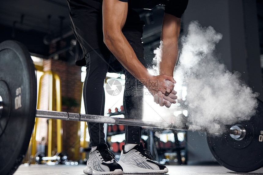 使用防滑镁粉的举重男性